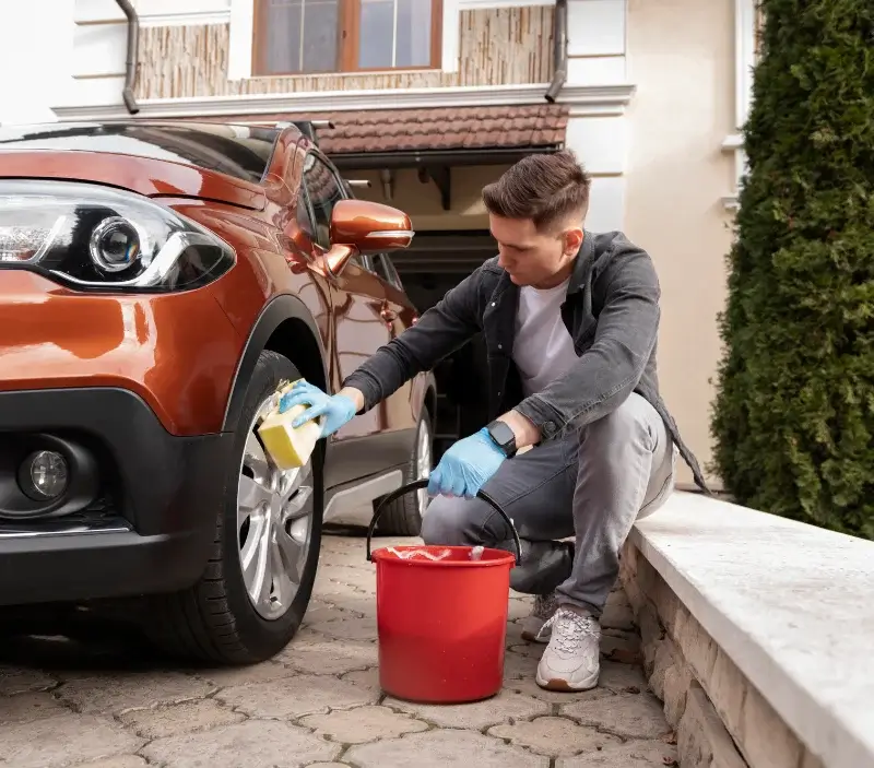 Lavage auto à domicile Sainte-Foy : professionnel intervenant sur un véhicule